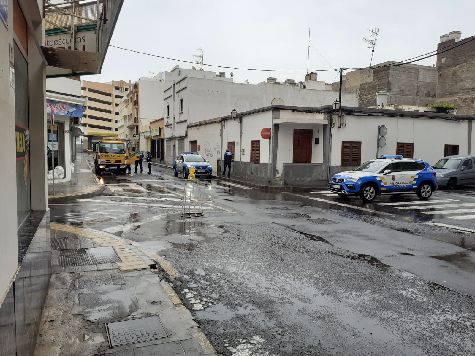 Retirada de coches en la calle Portugal, Arrecife (Lanzarote)
