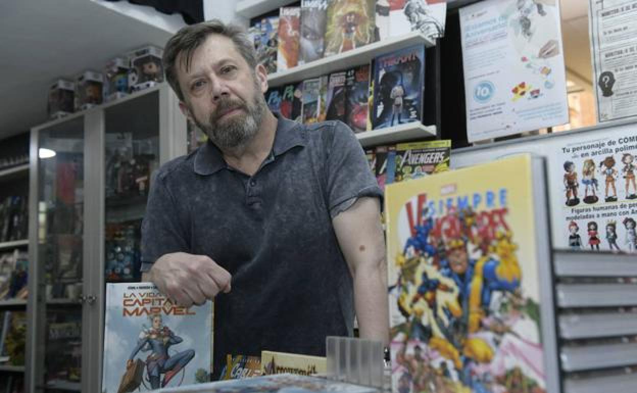 El historietista Carlos Pacheco en una tienda de comics.