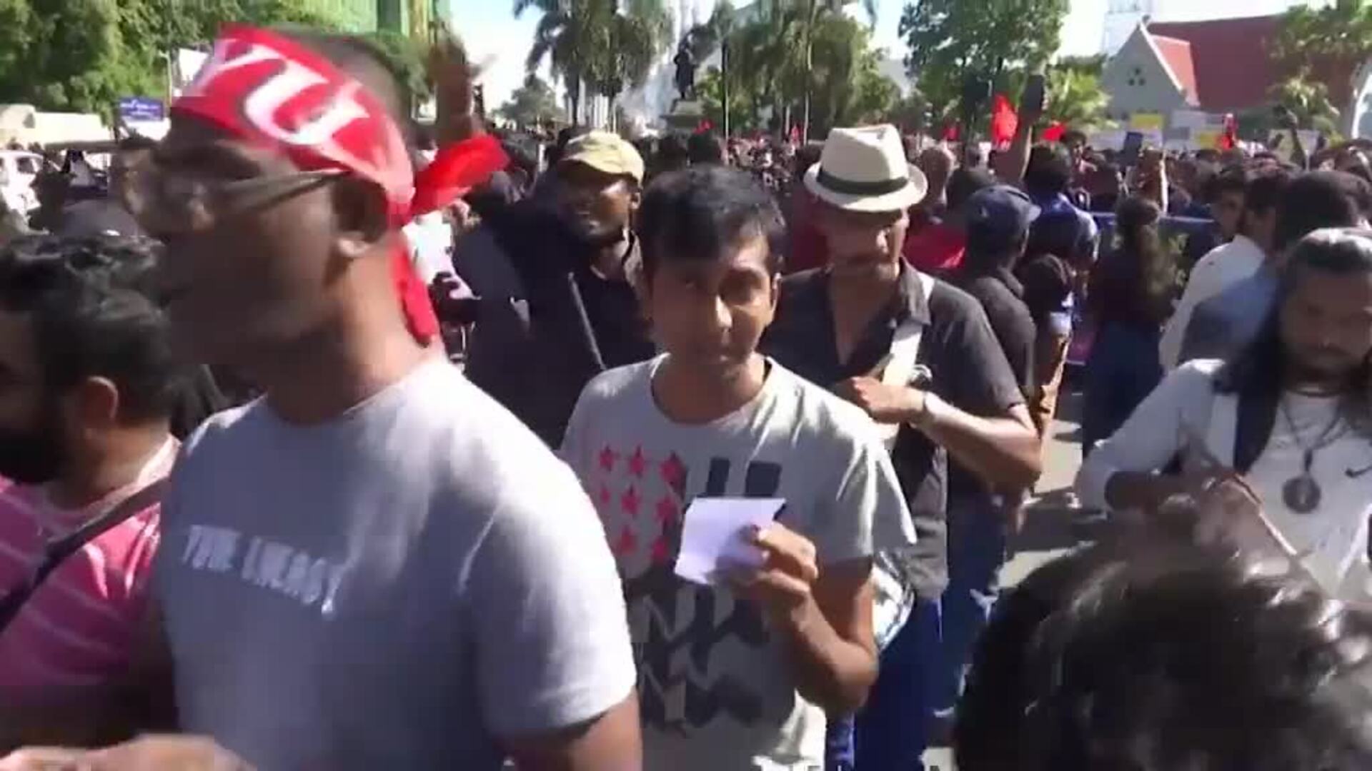 Miles de personas se echan a la calle en Colombo para protestar contra los recortes democráticos