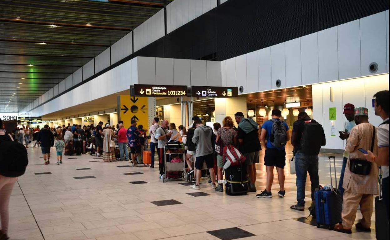 El temporal deja más de 250 vuelos cancelados y cientos de pasajeros tirados en los aeropuertos