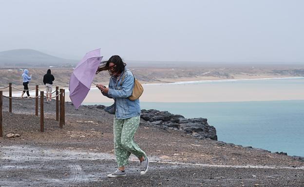 LLuvia, viento y agua llegando al mar en Piedra Playa, en El Cotillo. 