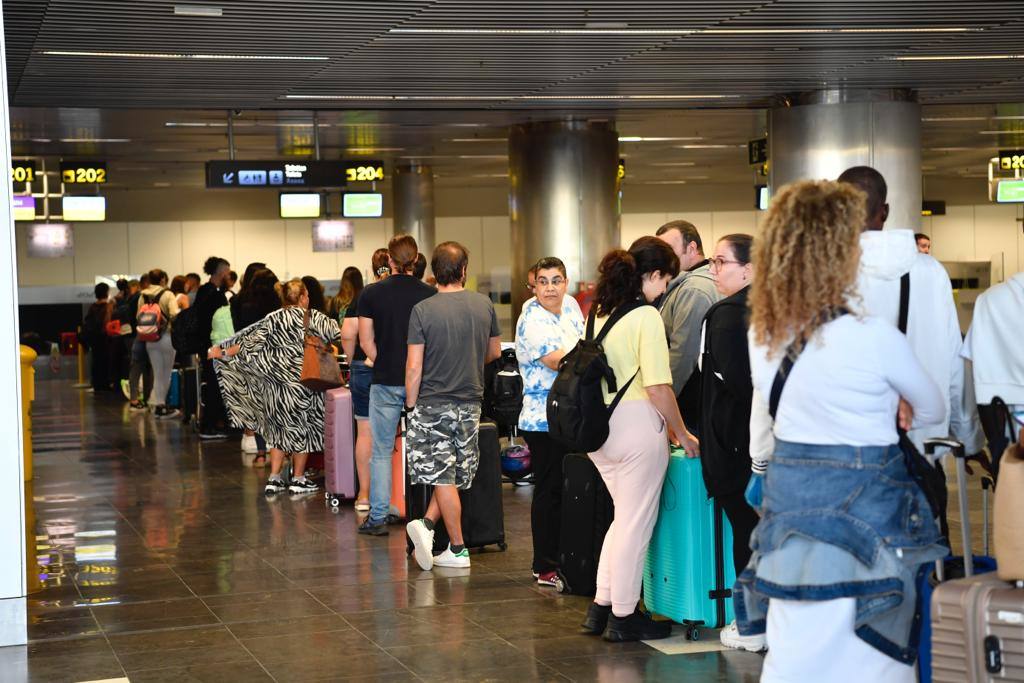 Fotos: Retrasos y cancelaciones en el aeropuerto de Gran Canaria por el paso de &#039;Hermine&#039;
