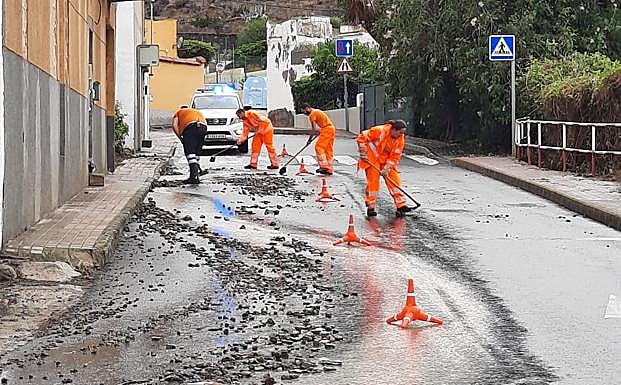 Labores de limpieza en una calle de Arucas. 