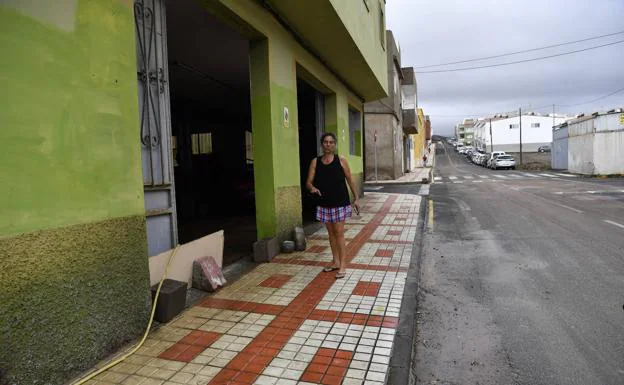Fátima Ramírez, junto a su garaje. Su calle, en Las Majoreras, quedó convertida en una riada y le inundó parte de su vivienda. 
