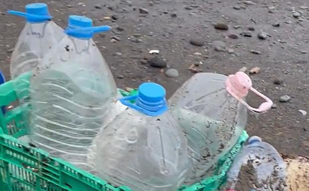 Imagen principal - Las redes se movilizan para limpiar las playas