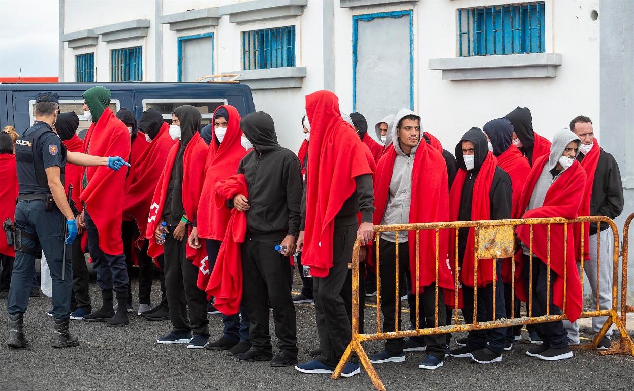 Imagen de la llegada de una de las últimas pateras a Arrecife, Lanzarote. 