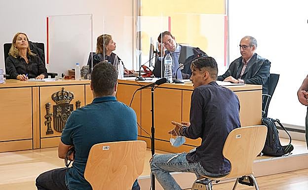 Mohamed El Foua, con camiseta negra, uno de los tres acusados por un supuesto delito de agresión sexual con empleo de violencia y con la actuación conjunta de dos o más personas, que también propinó un puñetazo en la cara a la mujer que salvó a la víctima. 