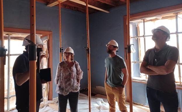 Techo de una de las habitaciones de la Casa de los Coroneles apuntalado. 