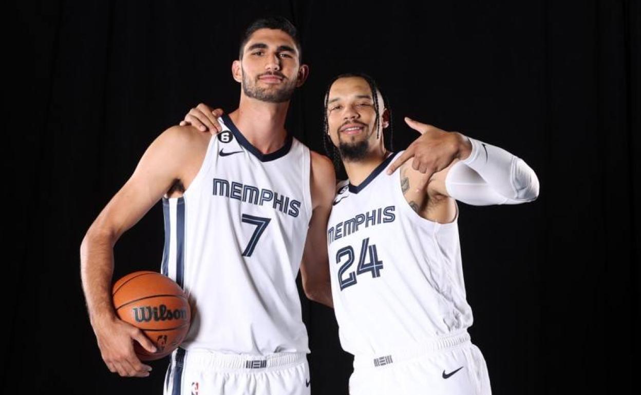 Santa Aldama, con su compañero Dillon Brooks. 