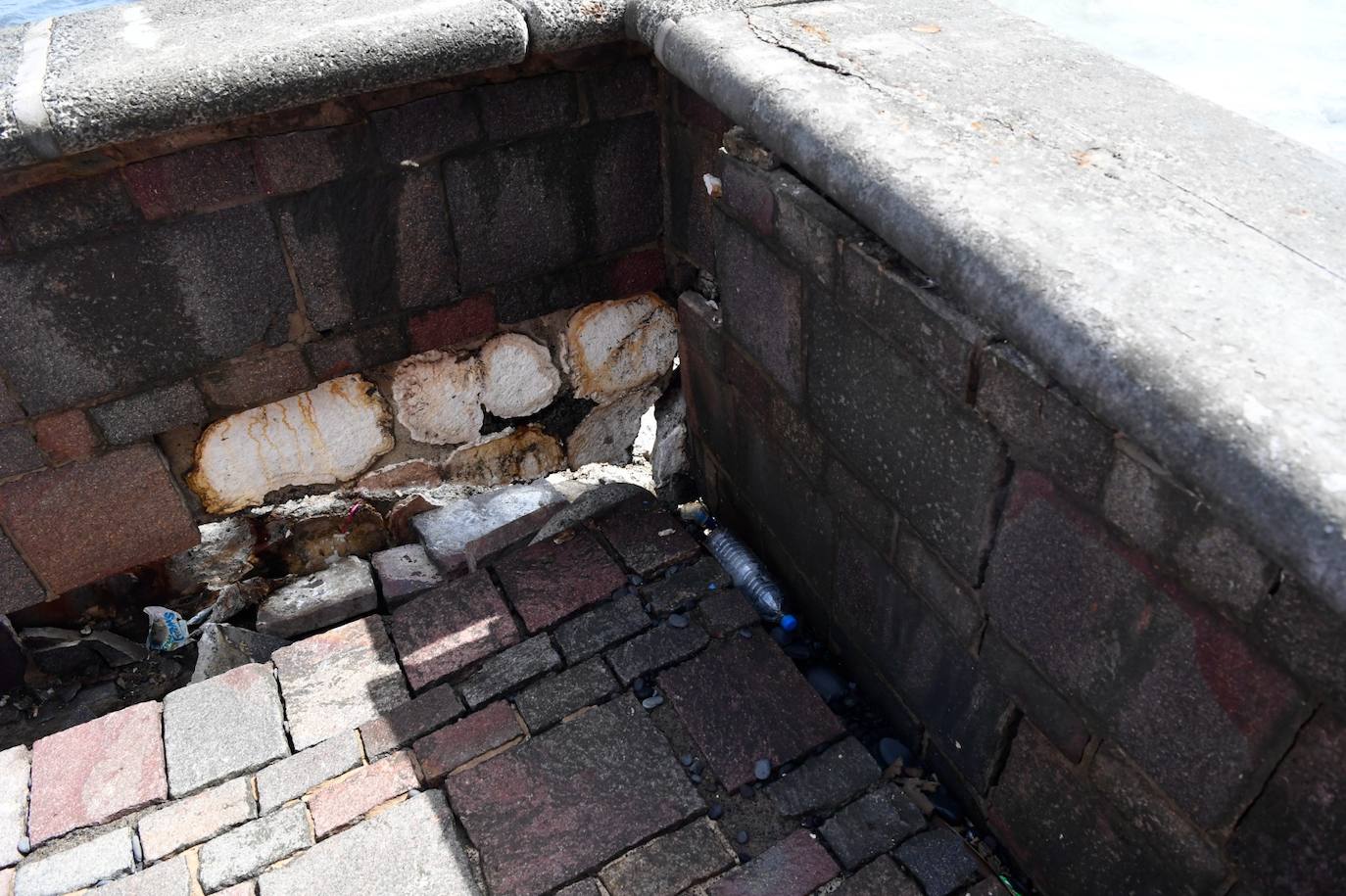 Un muro del paseo ha cedido hacia el mar. 