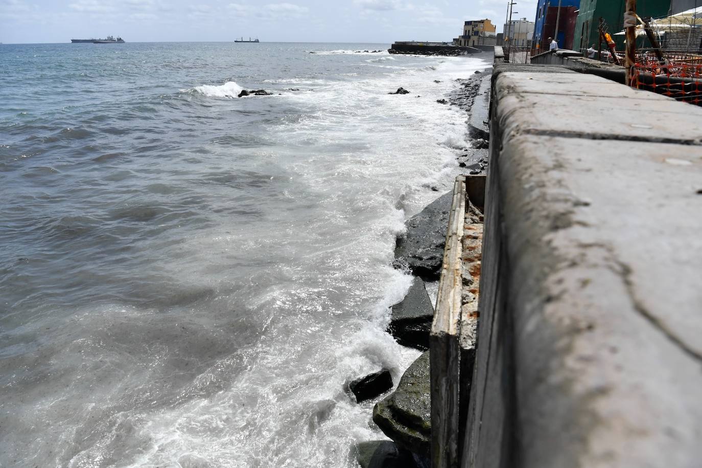 Un muro del paseo ha cedido hacia el mar. 