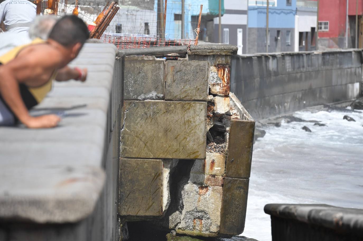 Un muro del paseo ha cedido hacia el mar. 