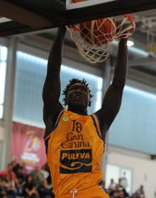 Imagen secundaria 2 - Olek Balcerowski y Khalifa Diop en su etapa en las categorías de formación. 