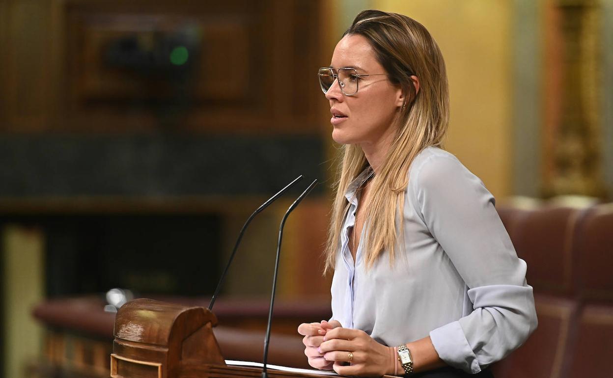 La diputada de CC María Fernández defendió la inciaitiva que el PSOE tumbó con su voto en contra. 