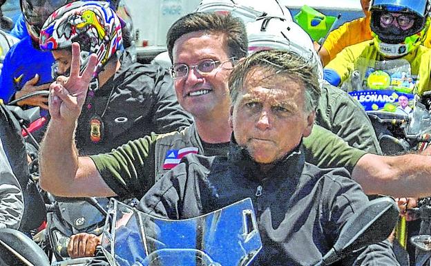 Bolsonaro conduce una moto durante un acto de campaña. 