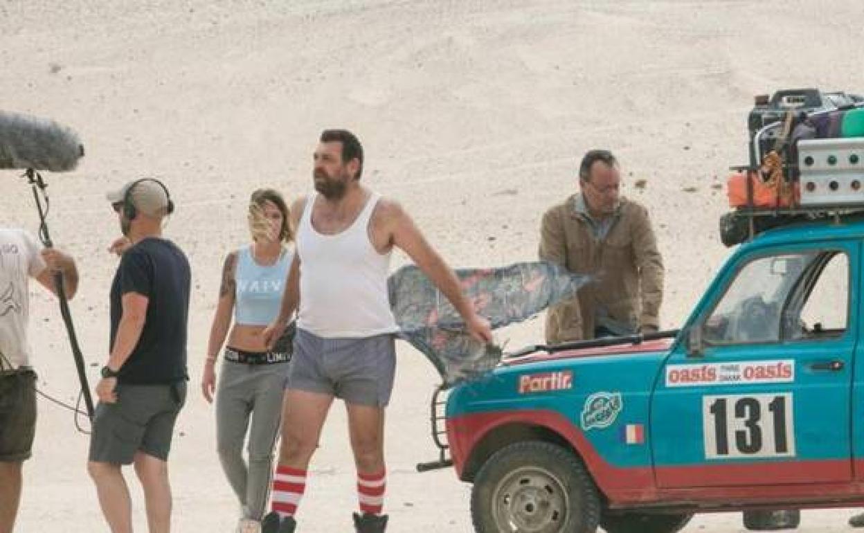 El acto francés Jean Reno, apoyado en el coche, rodó 'Cuatro latas' en 2018 en el jable de Pecenescal. 
