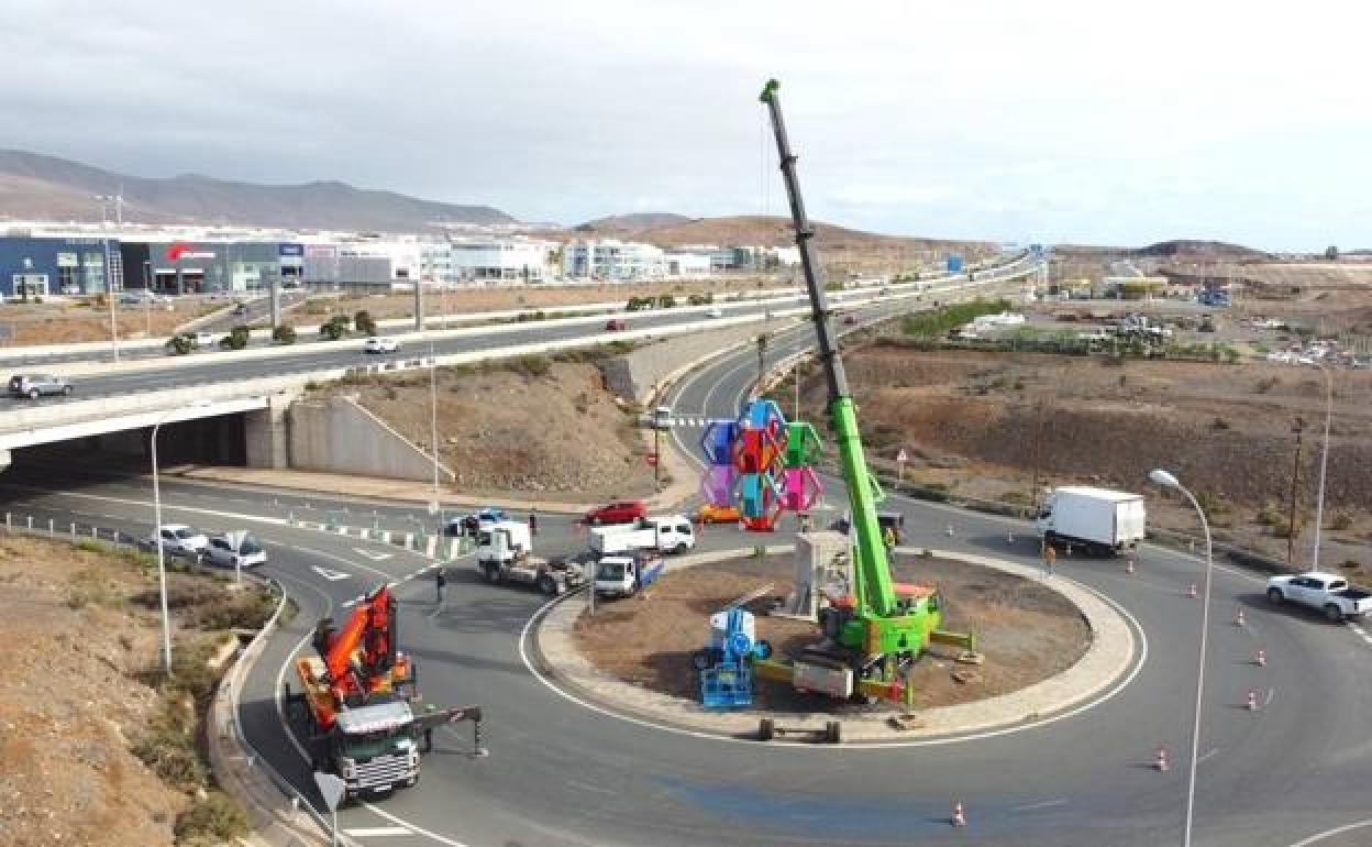 Un momento de la colocación de la escultura. 