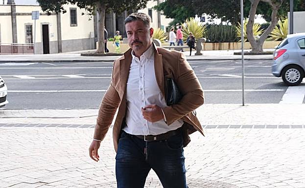 El administrador de RR7 con semblante serio antes de entrar en las dependencias judiciales. 