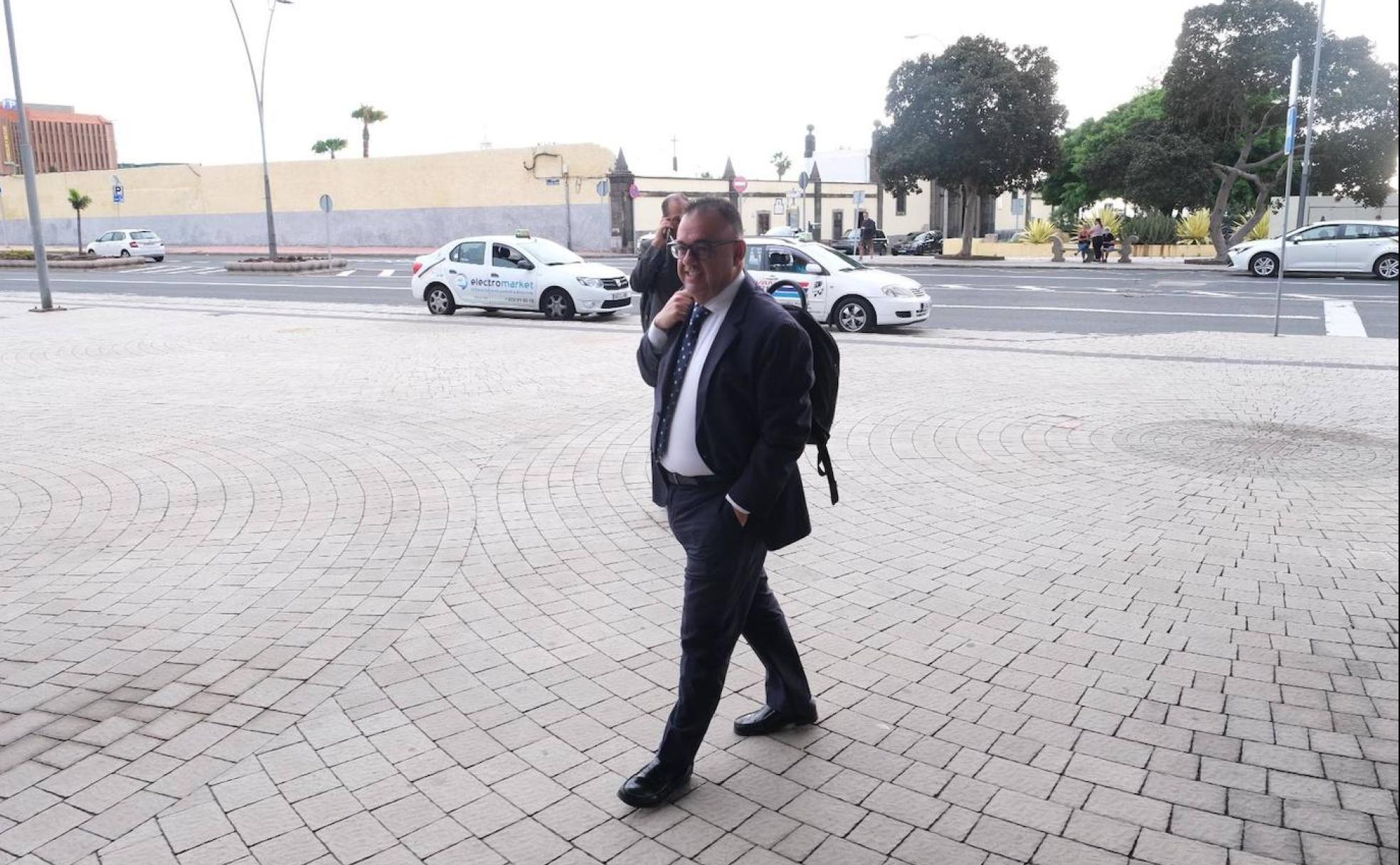 Conrado Domínguez espera a que se abran las puertas de la Ciudad de la Justicia. 