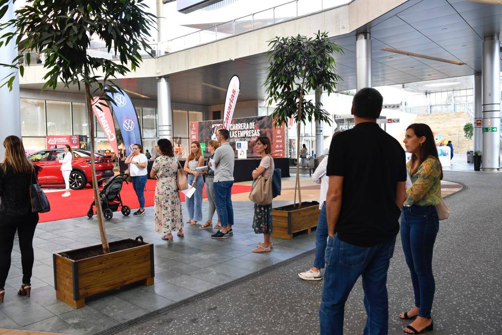 Entrega de dorsales en el Centro Comercial Alisios, este juevs