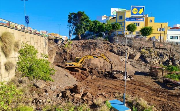 Maquinaria trabajando en la obra de reposición del muro de contención desprendido. 