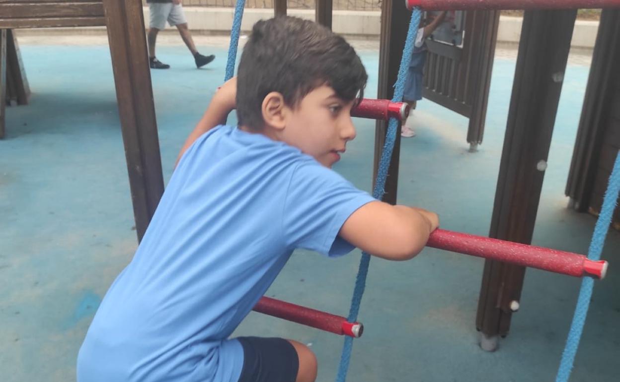 El pequeño Aray, en un parque infantil. 