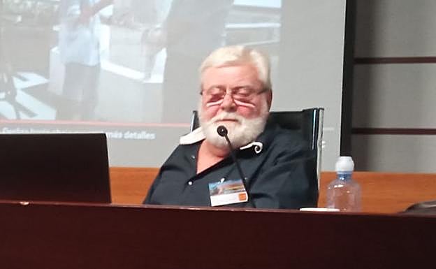 Imagen del poeta uruguayo Roberto Bianchi durante una ponencia. 