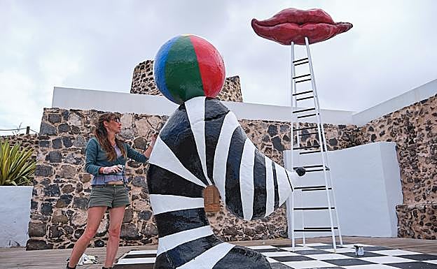 Ania Sabet, escultora inglesa de origen persa, con su obra que funde visiones del arte con el trasfondo del mar en los Hornos de El Charco. 