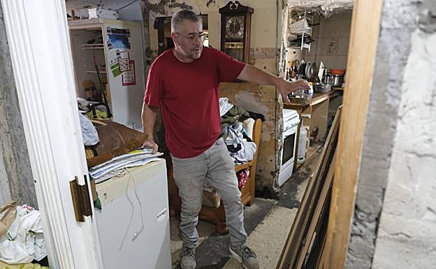 Imagen principal - «La casa en la que vivo me está dejando atrapado poco a poco»