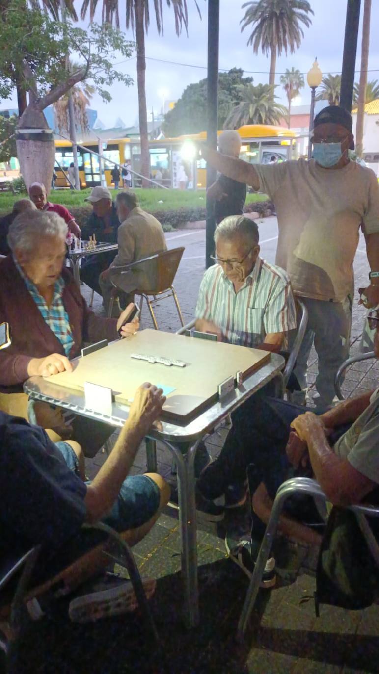 Una partida a la luz del móvil