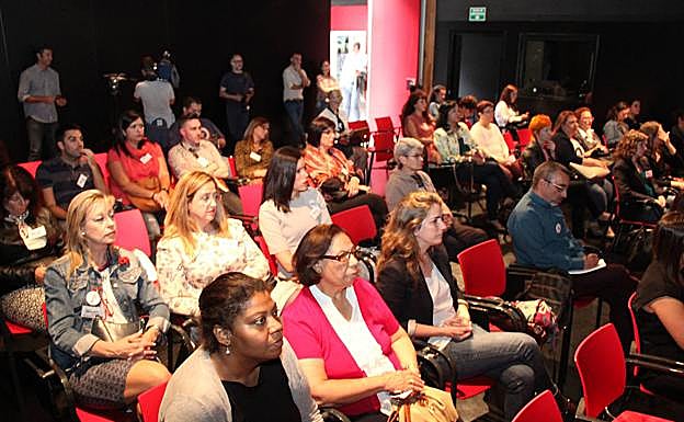 Punto de encuentro. El salón de actos del periódico es otro espacio para la comunicación. 