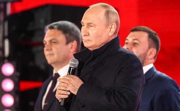 El presidente ruso, Vladimir Putin, pronuncia un discurso el pasado viernes durante un mitin en la Plaza Roja de Moscú, celebrando la admisión de las cuatro regiones en Rusia.