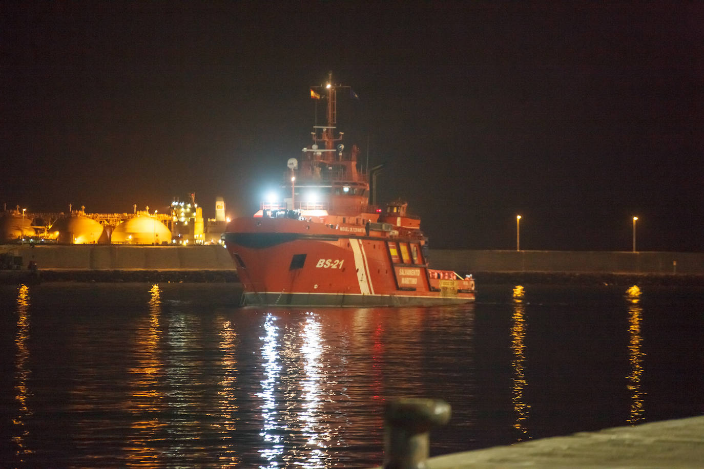 Imagen del momento en el que el buque de Salvamento Marítimo traslada al puerto de Las Palmas de Gran Canaria los cuatro cadáveres.