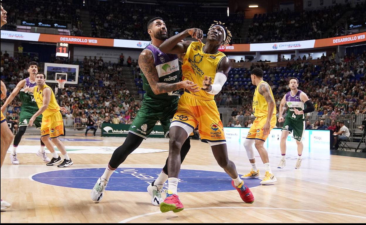 Augusto Lima y Khalifa Diop pugnan por un rebote en el duelo entre el Unicaja y el Granca. 