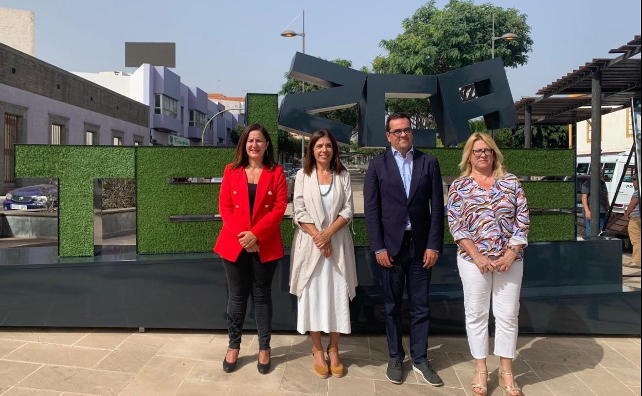 De izquierda a derecha, Lidia Mejías, Carmen Hernández, David Mille y Natividad Suárez, junto al tótem. 