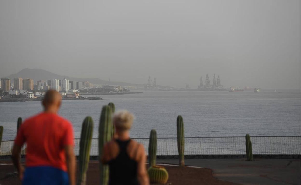 La calima emborrona el paisaje de la capital grancanaria este lunes. 
