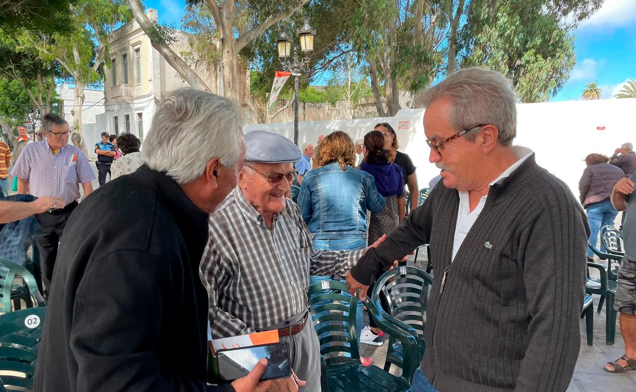 Javier Reyes, con autoridades de Haría. 