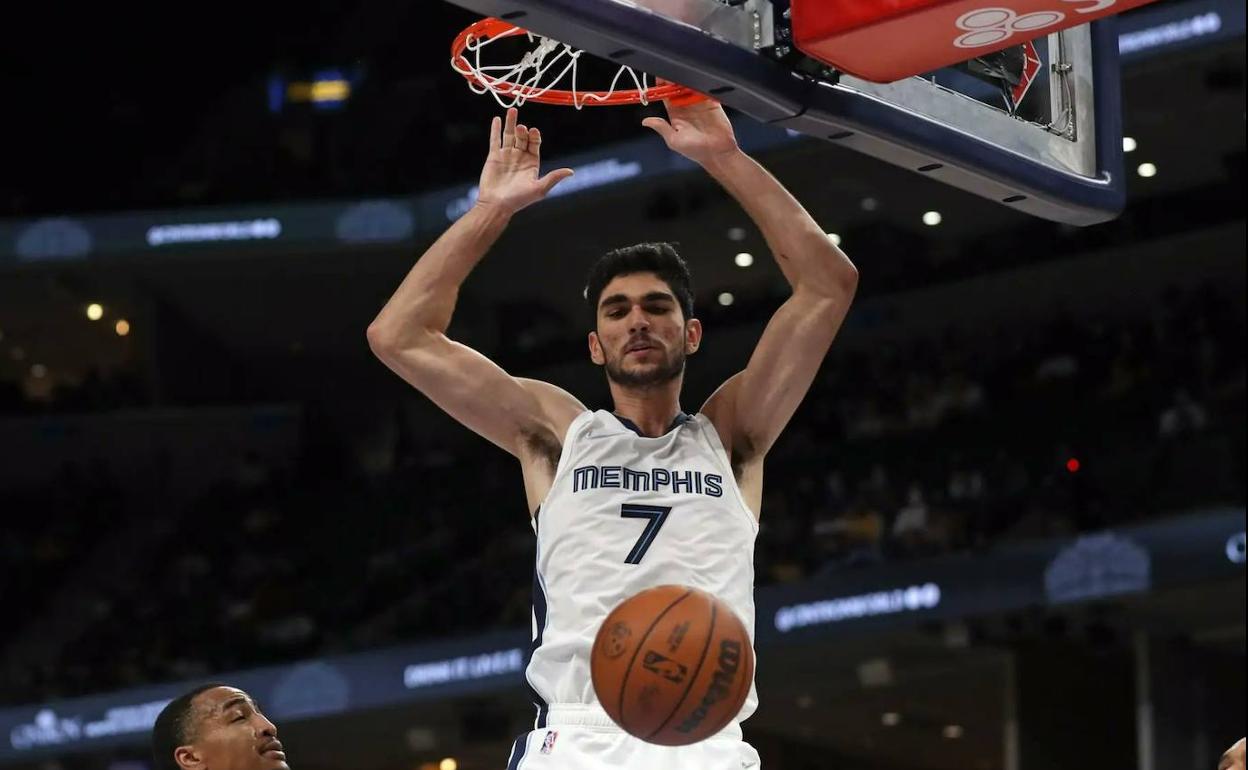 Santi Aldama en el partido de los Memphis Grizzlies contra los Orlando Magic. 