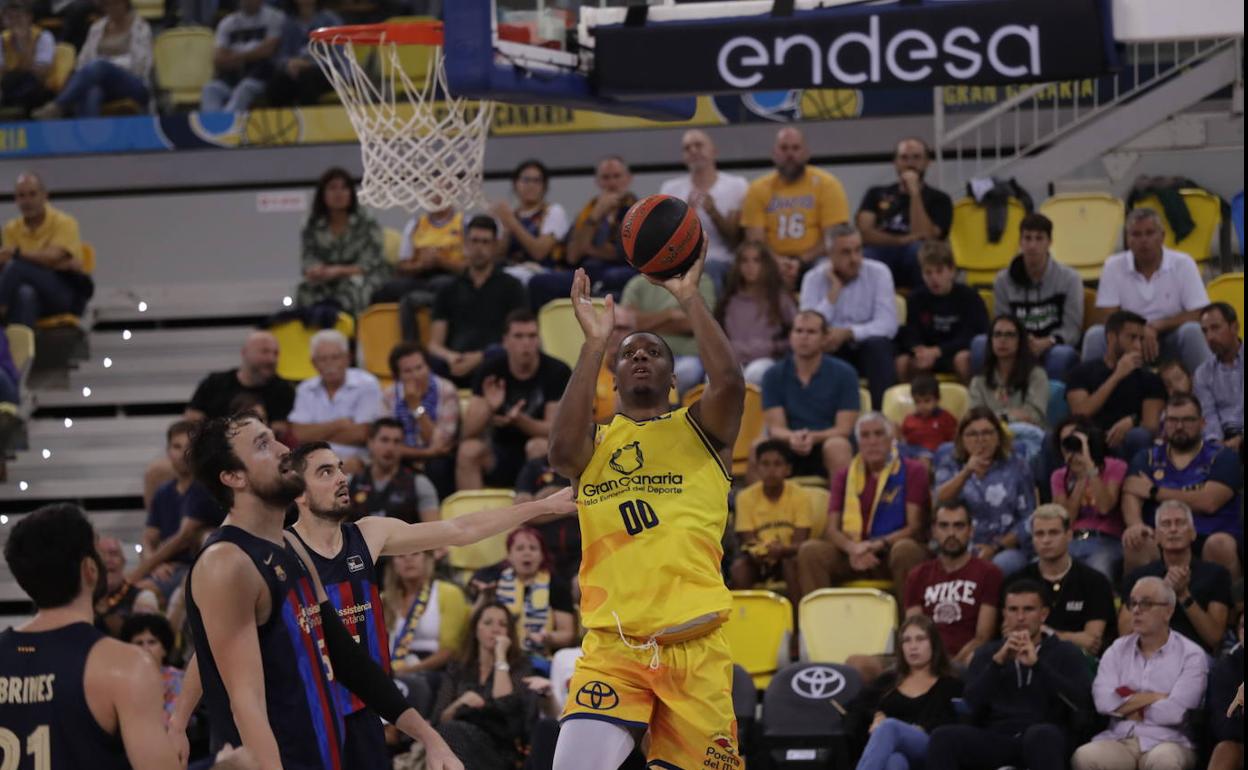 El ala-pívot francés Damien Inglis lanza a canasta en el encuentro entre el Club Baloncesto Gran Canaria y el Barça Basket. 