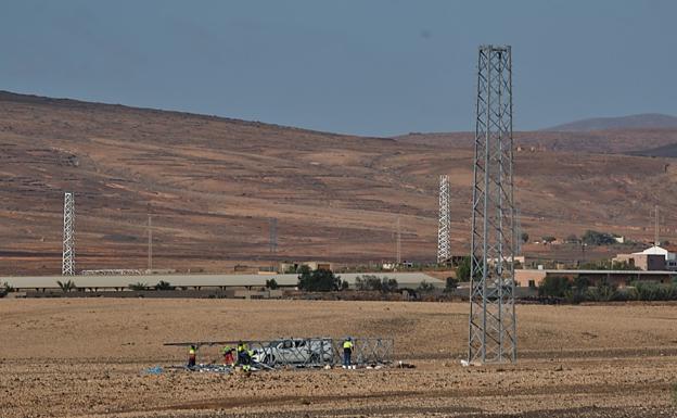 Instalación de nuevas torretas de alta tensión en los Llanos Pelados, en Fuerteventura este mes de septiembre.