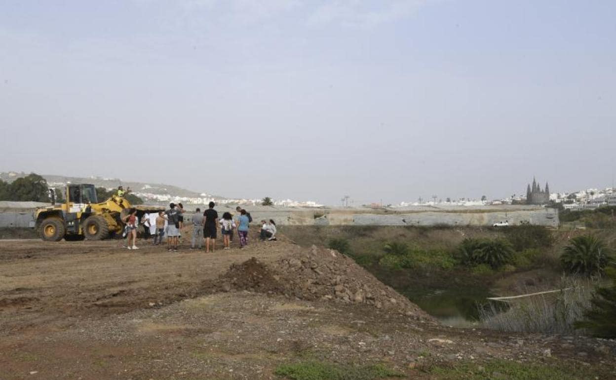 Imagen del humedal sepultado ya en buena parte por los vertidos de tierras y escombros, en Riaquiánez. 