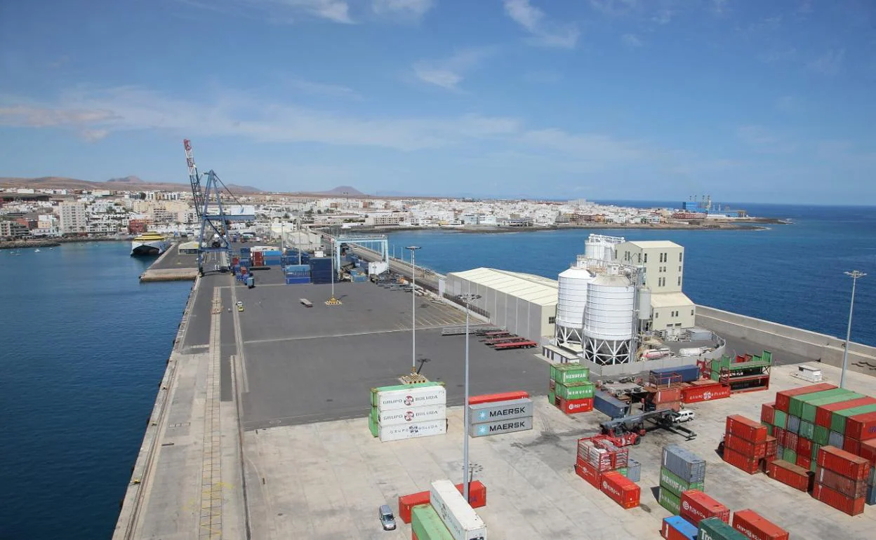 Muelle comercial de Puerto del Rosario. 