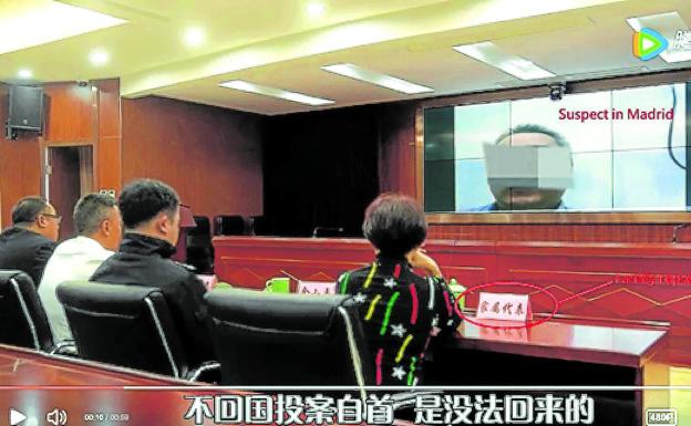 Captura de un vídeo en el que la Policía en China convence a Liu, sospechoso residente en España, de que vuelva. Un familiar está presente en la videoconferencia.