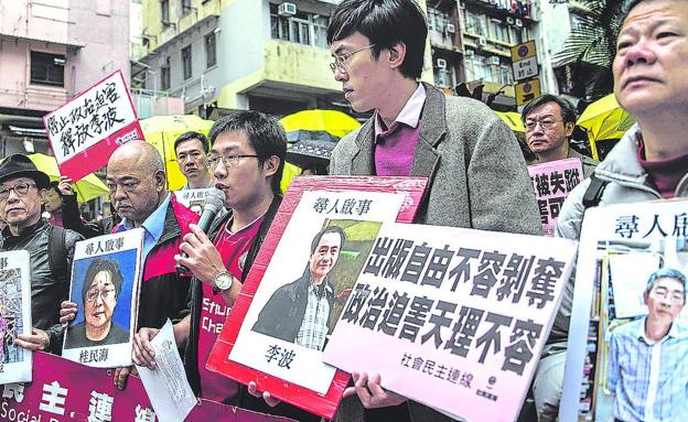 Manifestación en Hong Kong en contra de la desaparición de libreros críticos con el régimen chino. 
