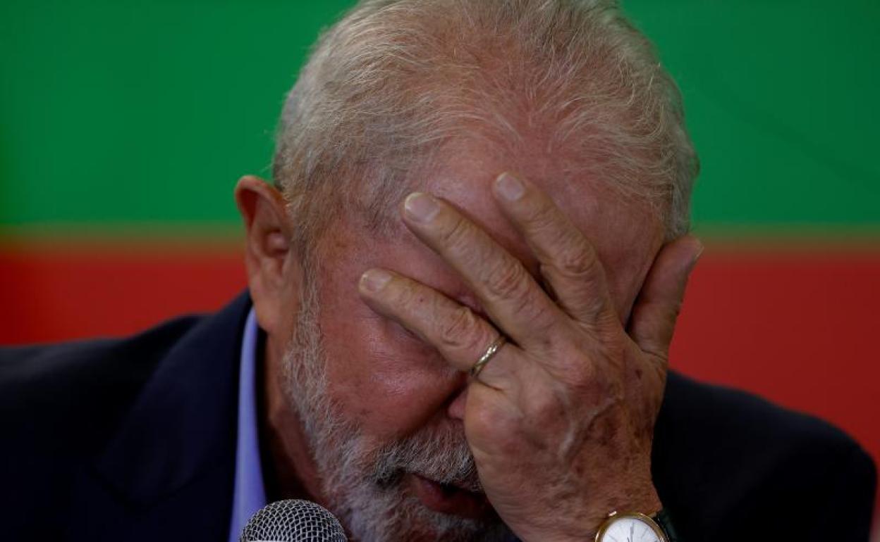 Luiz Inácio Lula da Silva, candidato a la presidencia de Brasil, participa en un acto con gobernadores, senadores y políticos que prestan apoyo al político para la segunda vuelta. 