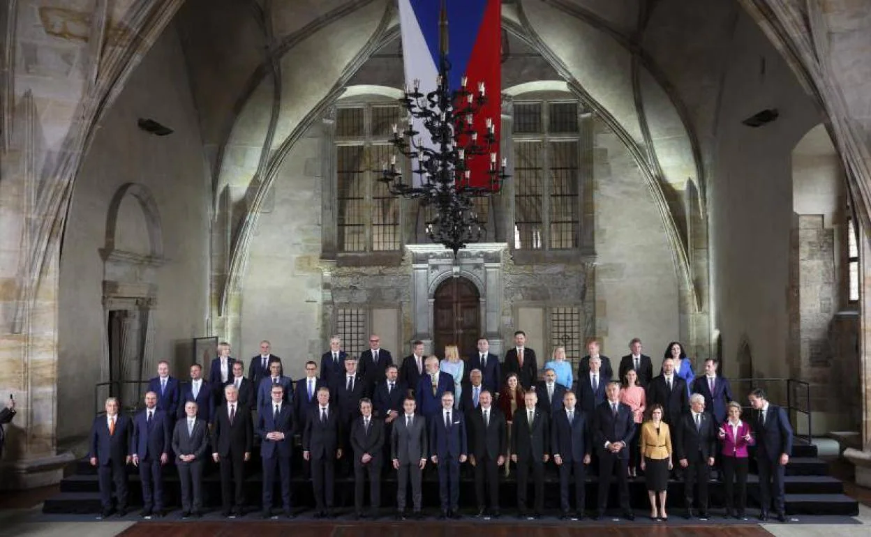 Foto de familia de los 43 líderes reunidos este jueves en Praga.
