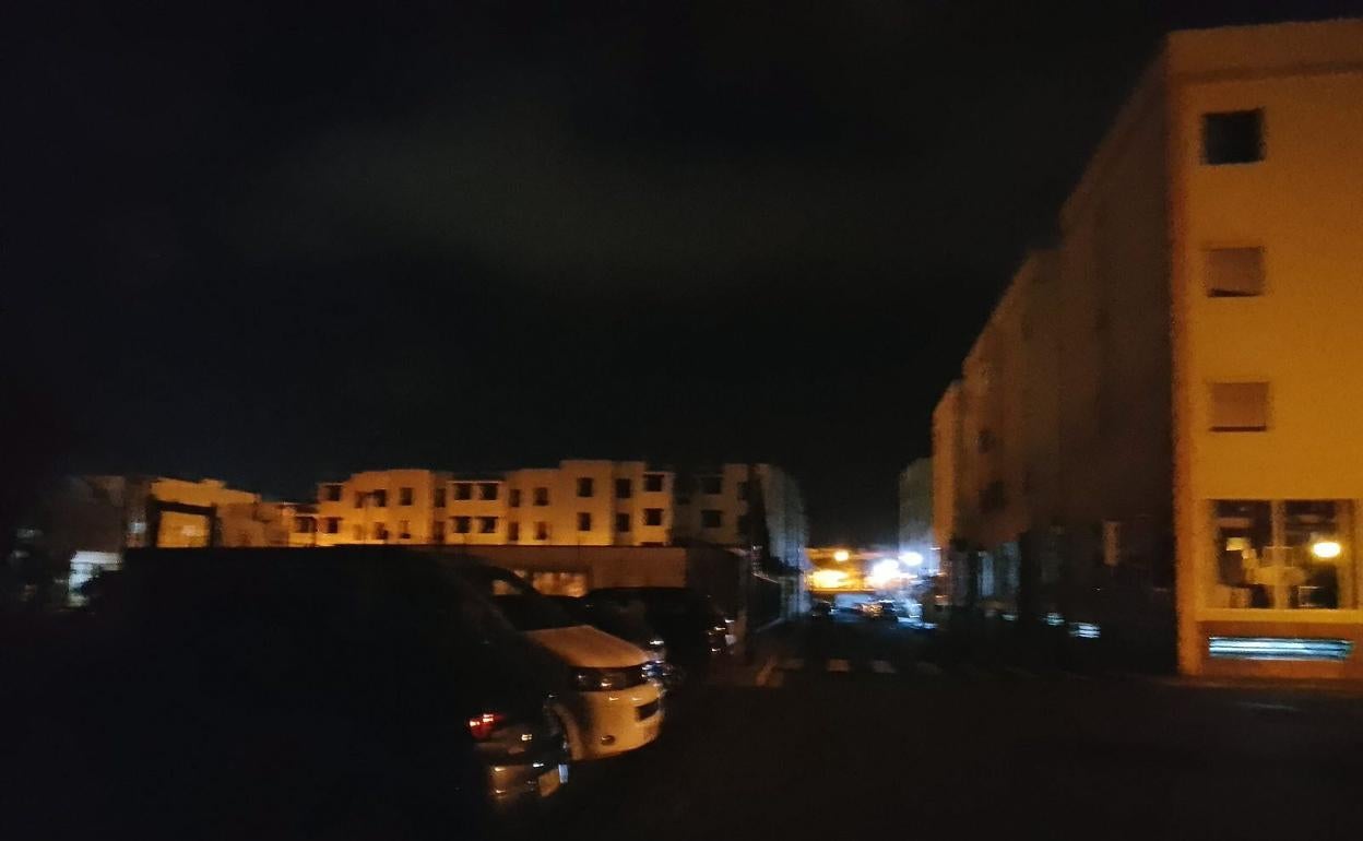 Calles a oscuras en el barrio de Las Salinas. 