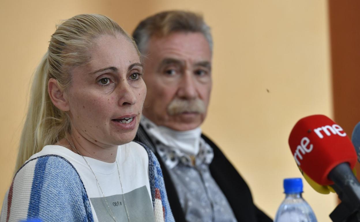 Ithaisa Suárez, madre de Yéremi, en compañía de su abogado. 