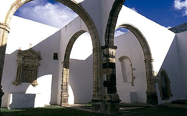 Hornacinas de piedra blanca del interior de la iglesia conventual, que es de lo poco que se conserva. 