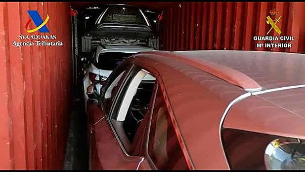 Imagen del interior de un contenedor transportando los vehículos recuperados. 